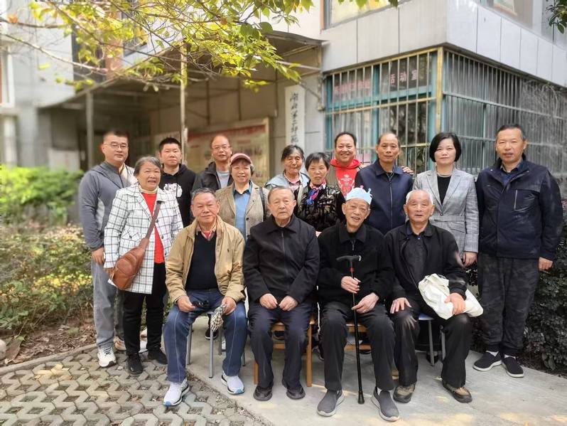 重阳佳节银龄辉  情暖桑榆霞满...